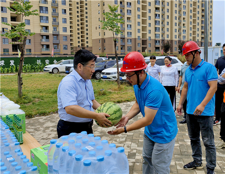 7月5日，集團(tuán)公司黨委副書記、總經(jīng)理惠宏軍帶隊赴咸陽市秦都區(qū)馬泉新家園三標(biāo)段項目、興平四季花園三期項目開展“送清涼”慰問活動，并檢查防暑降溫及安全生產(chǎn)工作情況 (2)_副本.jpg